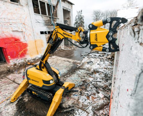 BROKK 200 con cizalla Darda CC480