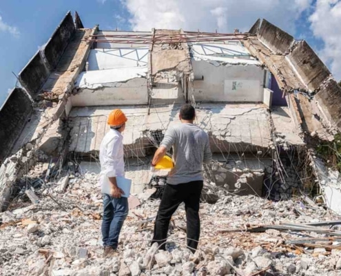 Maquinaria industrial en la demolición controlada