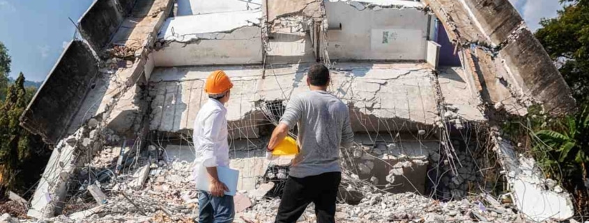 Maquinaria industrial en la demolición controlada